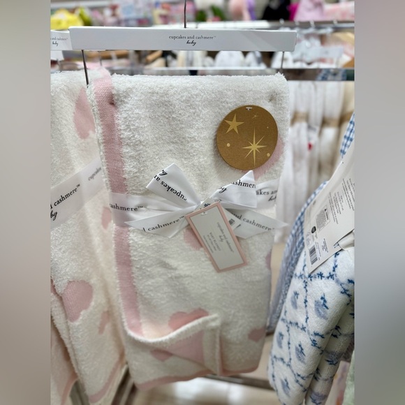 cupcake and cashmere Baby pink heart blanket - Picture 3 of 4